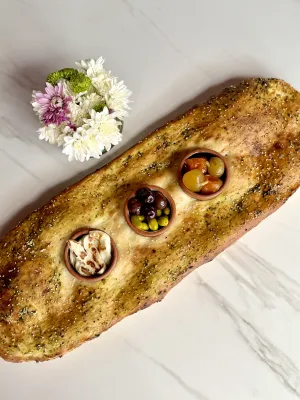 فطور البريوش جبن الحلوم او لبنه مربى المشمش مع الزيتون 