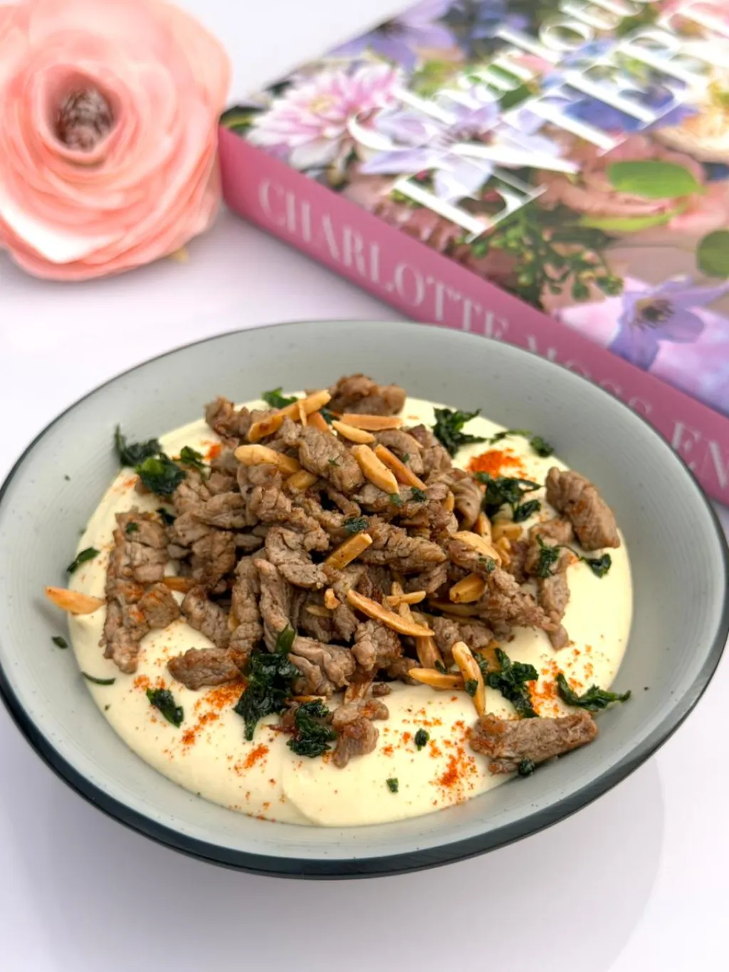 حمص باللحمه والمكسرات 